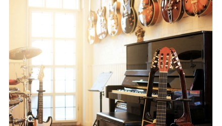 Как выбрать первый инструмент: пианино, гитара, барабаны или духовые?